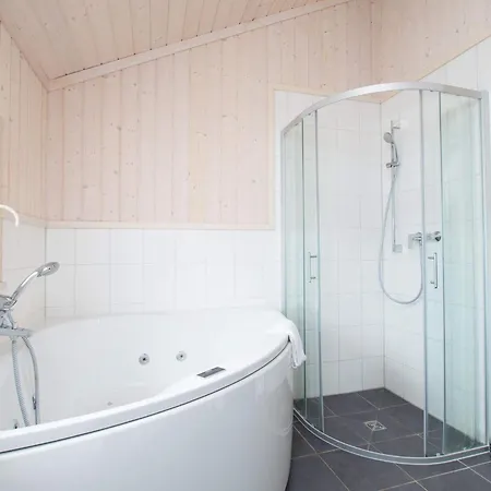 Detached With Private Sauna بيت للعطل *
